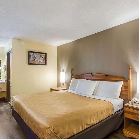 Econo Lodge Clinton Εξωτερικό φωτογραφία