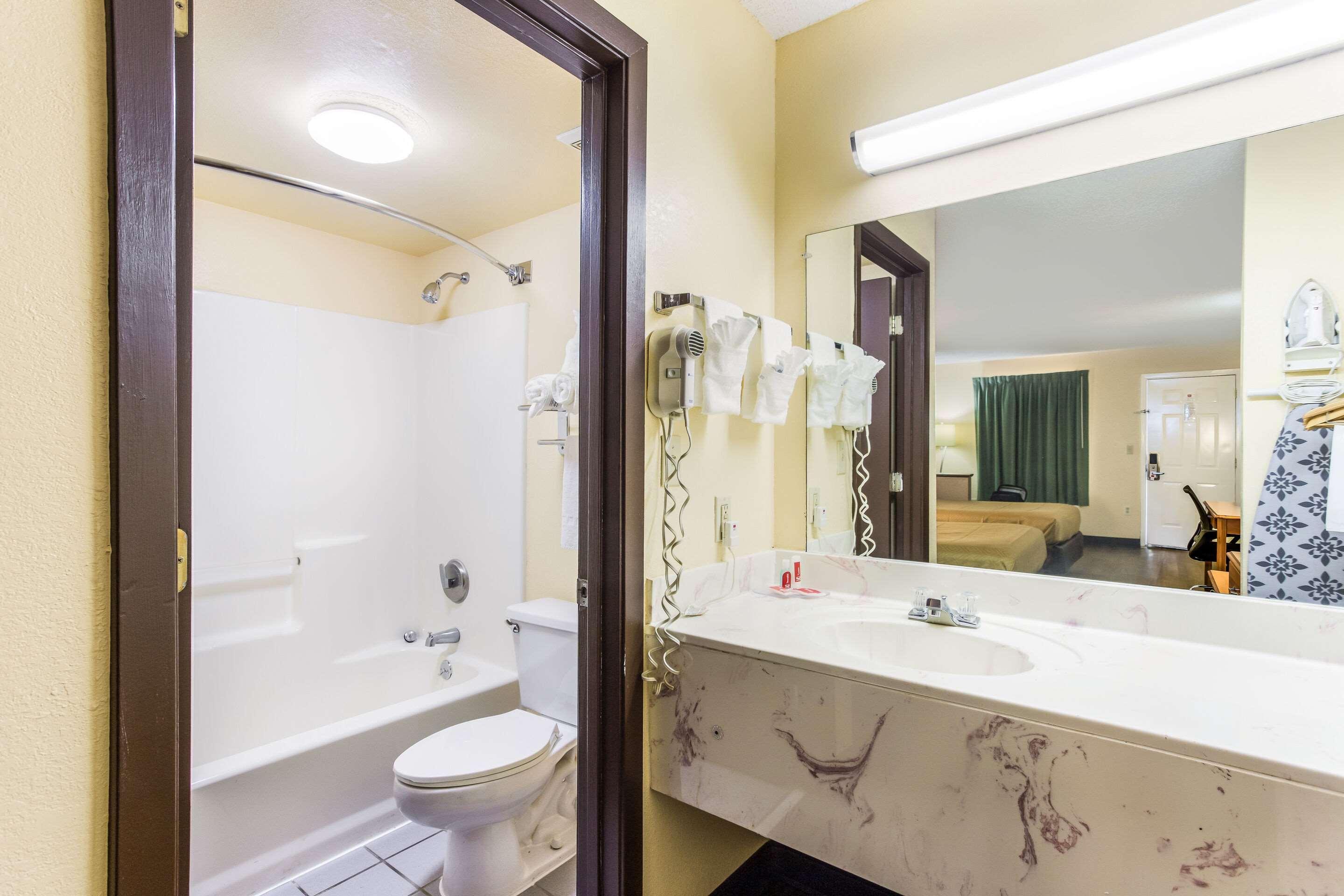 Econo Lodge Clinton Εξωτερικό φωτογραφία