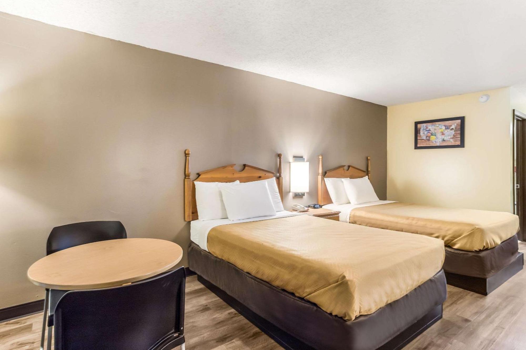 Econo Lodge Clinton Εξωτερικό φωτογραφία