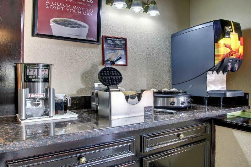 Econo Lodge Clinton Εξωτερικό φωτογραφία